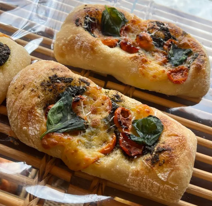 토마토 바질 치즈 치아바타